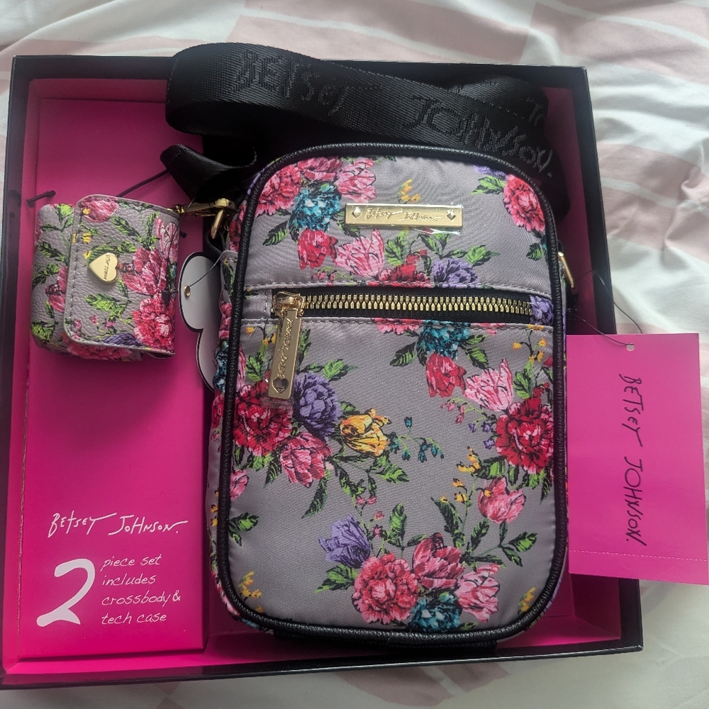 NEW Betsey Johnson crossbody bag with air pod case